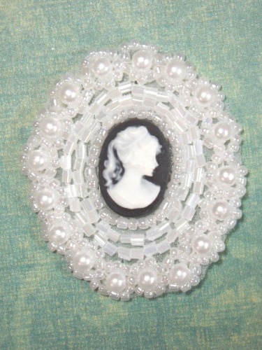 0384 White & Black Victorian Cameo Beaded Applique 1.75"