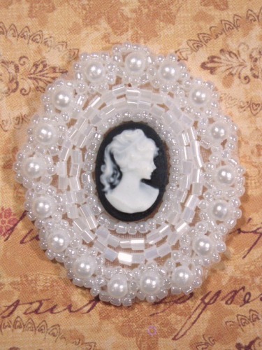 0384 White & Black Victorian Cameo Beaded Applique 1.75"