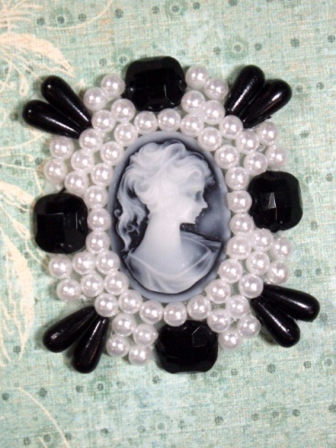 0386  White & Black Jewel Pearl Cameo Beaded Applique 2.75"