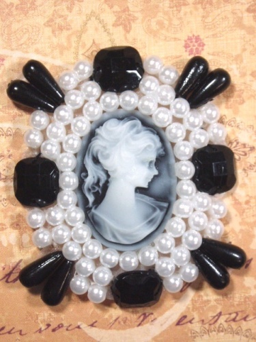 0386  White & Black Jewel Pearl Cameo Beaded Applique 2.75"