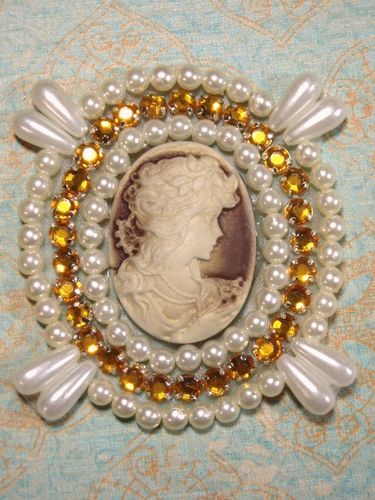 0388  Ivory  Beige Victorian Cameo Gold Rhinestone Beaded Applique 2.75"
