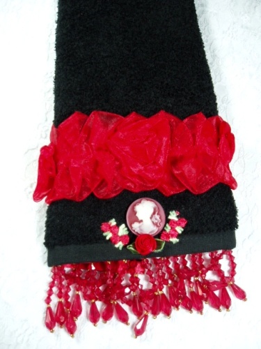 0500   3 Piece Black Red Victorian Cameo Towel Set