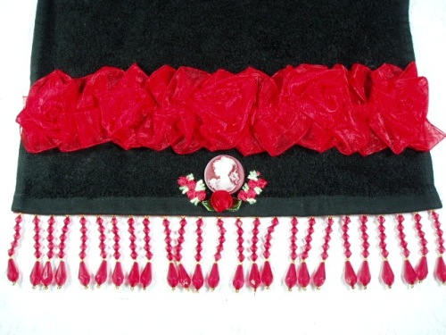 0500   3 Piece Black Red Victorian Cameo Towel Set