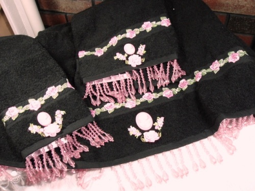 0500A   3 Piece Black Pink Victorian Cameo Towel Set