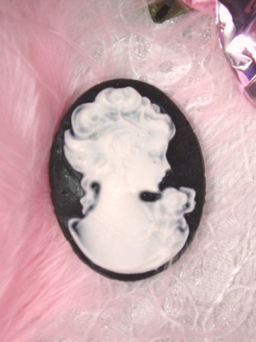 CB13  Black White Victorian Cameo Bead 1 7/8"-bead,embellishment,black,white,victorian,cameo