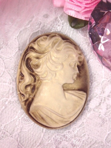CB2  Beige Ivory Victorian Cameo Bead 1.5"
