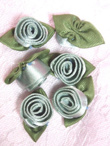L51  Set of ( 6 ) Sea Foam Ribbon Rose Flower Appliques