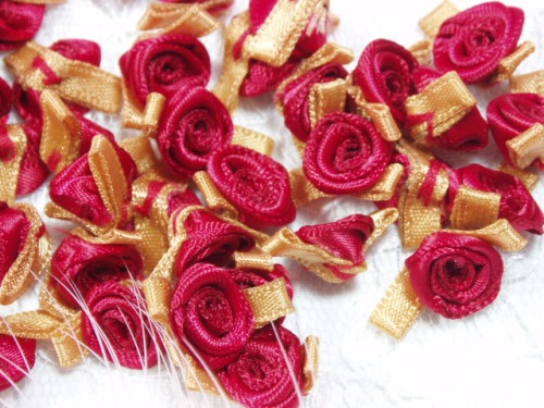 L7K  Set of (20) Red Gold Ribbon Rose Appliques