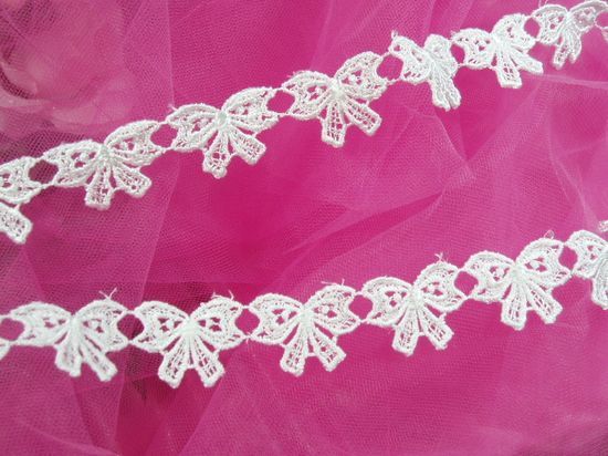 C47  White Venise Lace Victorian Bow Sewing Trim 1"