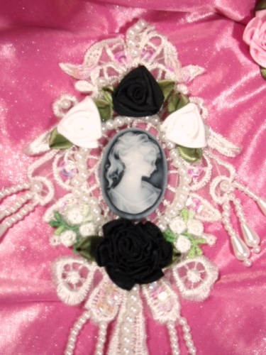 VG32  White Black Venise Lace Cameo Applique 7.5"