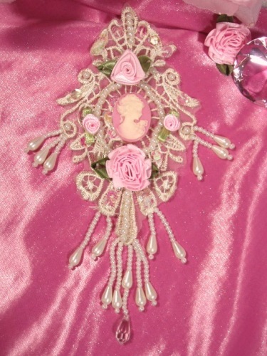 VG37 Ivory Pink Venise Lace Cameo Applique 7.5"