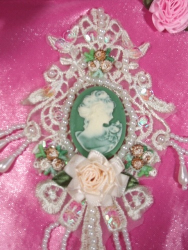 VG39 Ivory Green Venise Lace Cameo Applique 7.5"