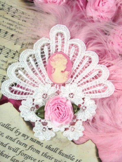 VG9   White Pink Venise Lace Cameo  Applique 4"