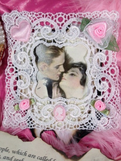 VG17  White Pink Venise Lace Picture Frame Cameo  Applique 4"