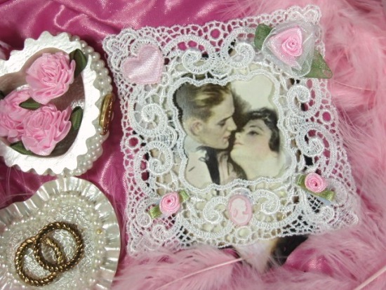 VG17  White Pink Venise Lace Picture Frame Cameo  Applique 4"