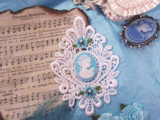 VG19  White Blue Venise Lace Cameo  Applique 4"