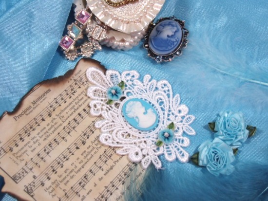 VG19  White Blue Venise Lace Cameo  Applique 4"