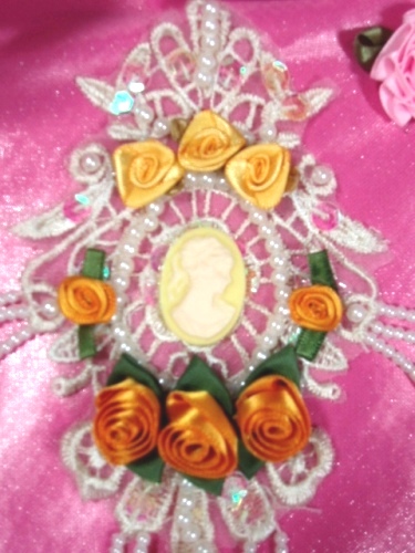 VG30  Ivory Yellow Venise Lace Cameo Applique 7.5"