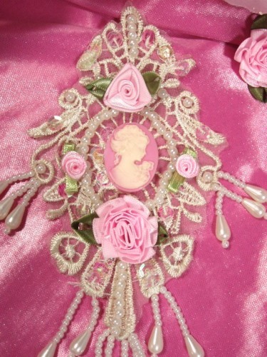 VG37 Ivory Pink Venise Lace Cameo Applique 7.5"