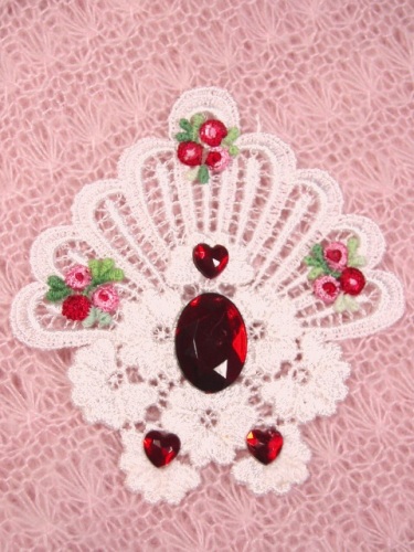 VG43   White Red Heart Jewel Venise Lace Applique 4"