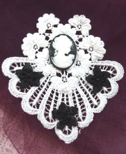 VG44  White Black Cameo Venise Lace Applique 4"