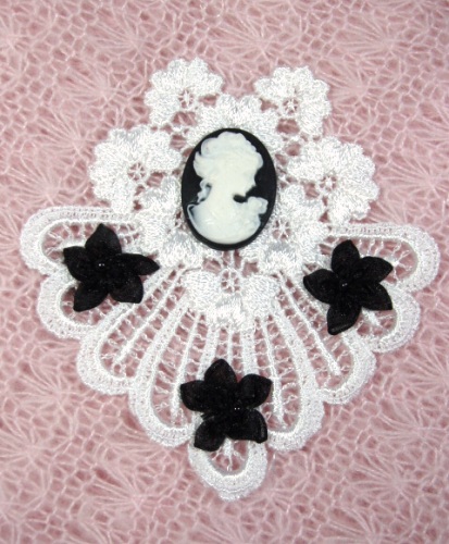 VG44  White Black Cameo Venise Lace Applique 4"