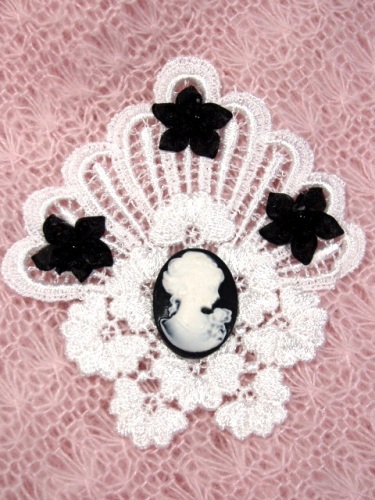VG45 White Black Cameo Venise Lace Applique 4"