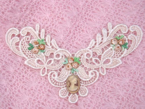 VG46  Ivory Beige Cameo Venise Lace Applique 5"