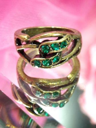 620  Green Antique Gold Vintage Rhinestone Ring sz 5