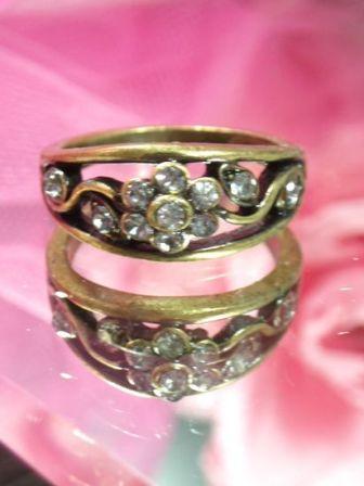 624 Clear Antique Gold Vintage Rhinestone Ring sz. 9