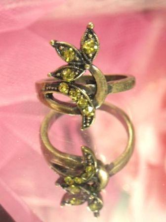 635  Olive Antique Gold Vintage Rhinestone Ring sz. 8