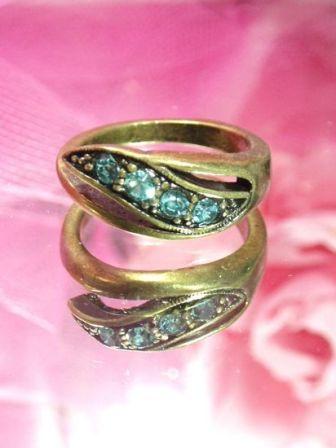 652  Lt. Blue Green Antique Gold Vintage Rhinestone Ring sz. 9.25