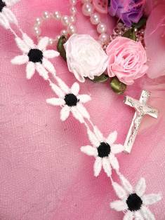 C100 White Black Daisy Sewing Trim 1"