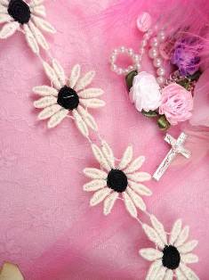 C200 Black Ivory Daisy Sewing Trim 2"