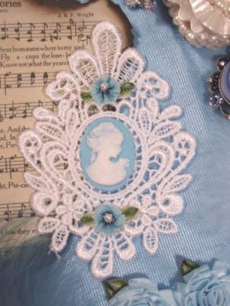 VG19  White Blue Venise Lace Cameo  Applique 4"