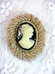 FS853 Black & Lt. Gold Cameo Applique 1.5"