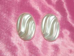 L42  Set of 2 Pearl Oval Swirl Acrylic Appliques 1.25"-set,of,2,pearl,oval,swirl,acrylic,applique,appliques