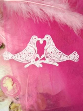 L52  White Love Birds Venise Lace  Applique 4.75"