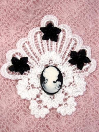 VG45 White Black Cameo Venise Lace Applique 4"-applique,venise,venice,lace,black,cameo